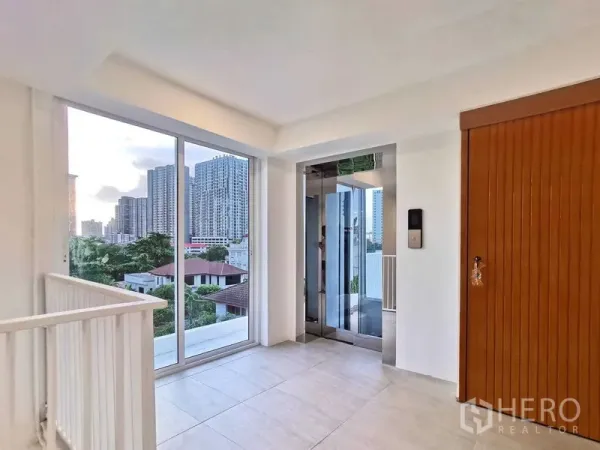 带办公室的家 出售在Suan Luang, Bangkok - 采光充足的楼层平台，落地窗与私家电梯，眺望城市天际线