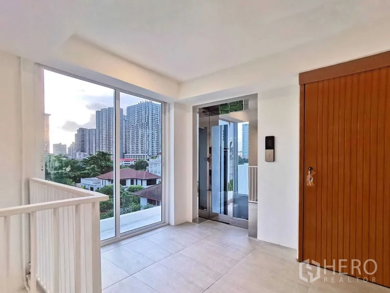 带办公室的家 出售在Suan Luang, Bangkok - 采光充足的楼层平台，落地窗与私家电梯，眺望城市天际线