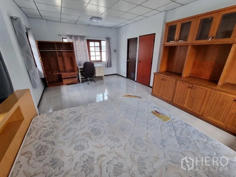 บ้าน ให้เช่าในNonthaburi - ห้องนอนใหญ่พร้อมตู้บิวท์อิน โต๊ะทำงาน และประตูห้องน้ำ/เก็บของ
