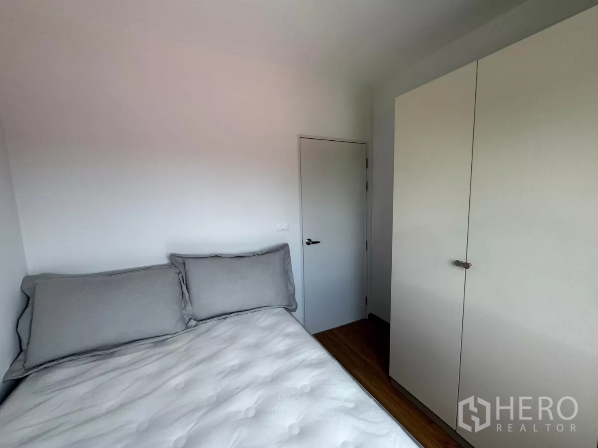 Townhouse for rent in Bang Phli, Samut Prakan - Compact bedroom with bed and full-height wardrobe.