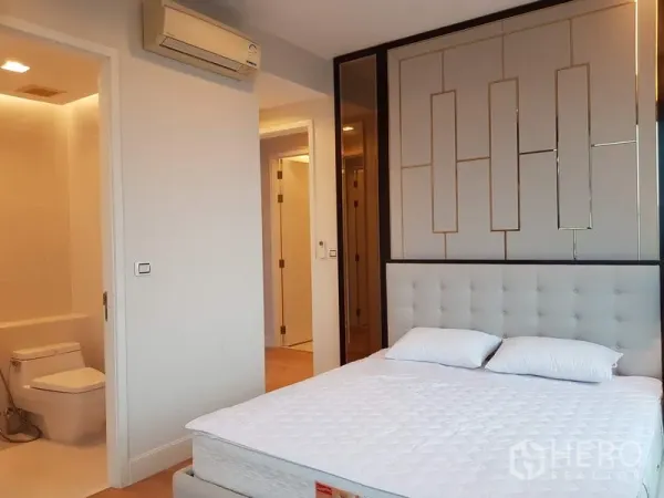 公寓 出租在Chatuchak, Bangkok - 明亮卧室带空调，与现代白色卫浴相连。