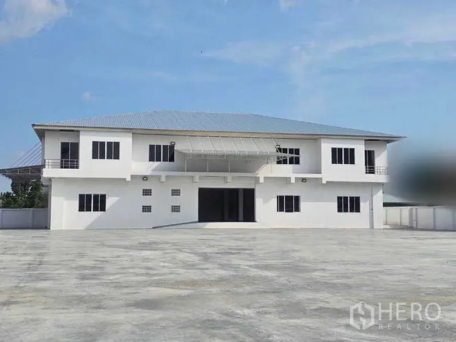 货栈 出租在Mueang Samut Prakan, Samut Prakan - 两层仓库建筑，前方超大混凝土场地可停卡车。
