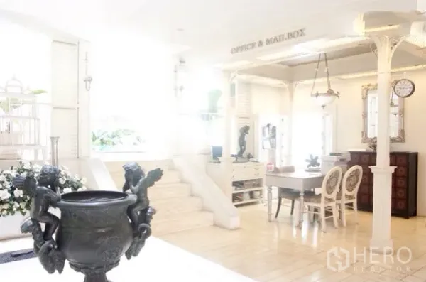 公寓 出租或出售在Watthana, Bangkok - 采光充足的大堂，白色经典家具、信箱区与楼梯。