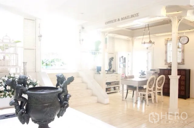 公寓 出租或出售在Watthana, Bangkok - 采光充足的大堂，白色经典家具、信箱区与楼梯。