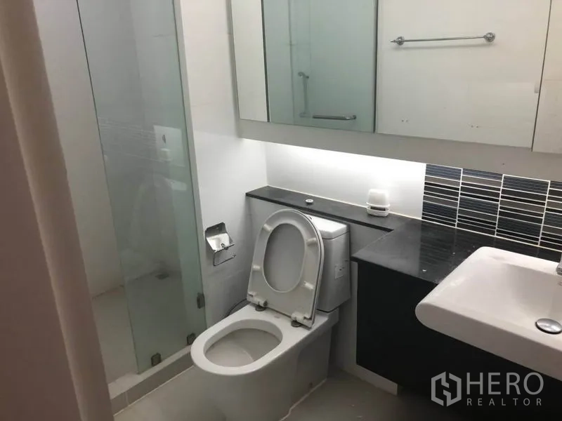 คอนโด ขายในBang Na, Bangkok - ห้องน้ำสมัยใหม่มีตู้กระจก อ่างล้างหน้า โถสุขภัณฑ์ และห้องอาบน้ำกระจก