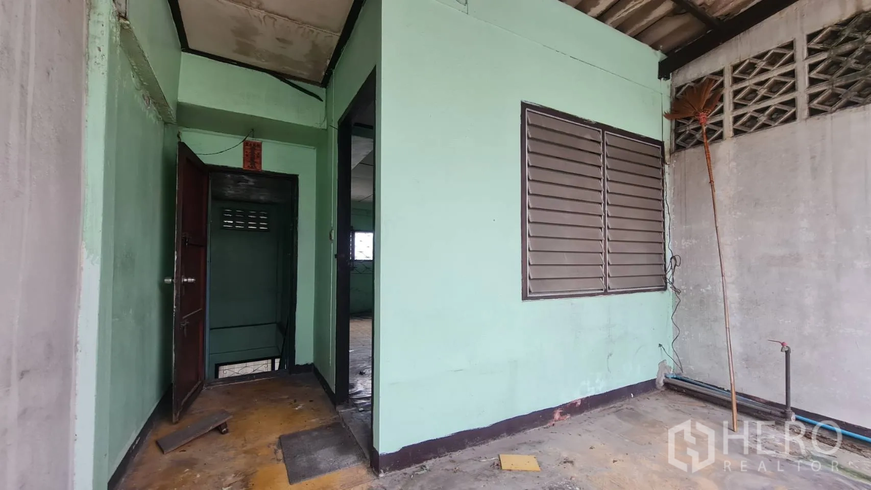 店屋 出租或出售在Watthana, Bangkok - 露台另一角，可见室内门与百叶窗。