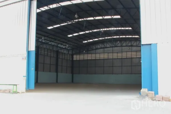 คลังสินค้า ให้เช่าในLat Krabang, Bangkok - ด้านหน้าโกดัง ประตูบานเลื่อนขนาดใหญ่ ทางเข้ากว้าง เหมาะสำหรับงานขนถ่ายสินค้า