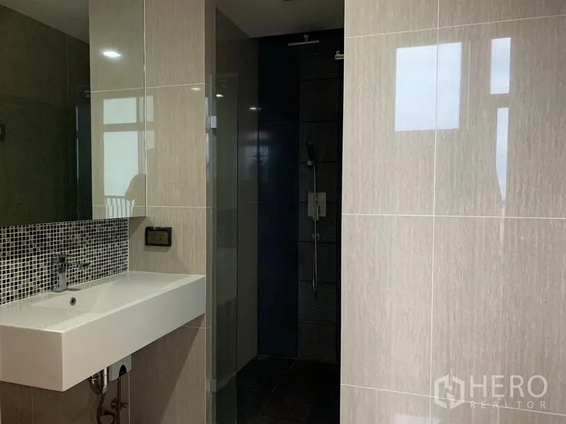 คอนโด ให้เช่า - ห้องน้ำทันสมัย มีตู้ shower กระจก และอ่างล้างหน้าทรงสี่เหลี่ยม