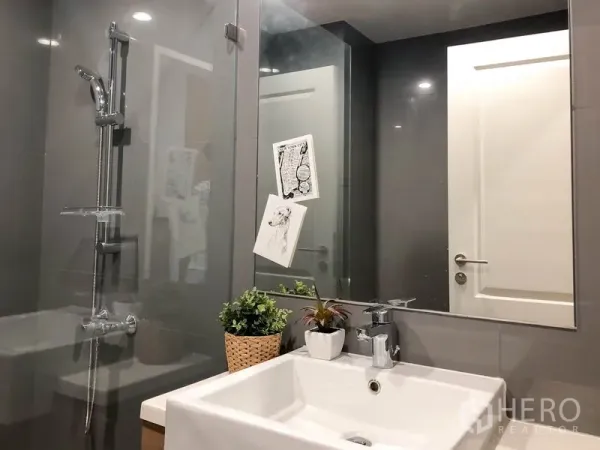 公寓 出租或出售在Bang Rak, Bangkok - 现代化浴室，玻璃淋浴间、大镜柜与方形面盆。