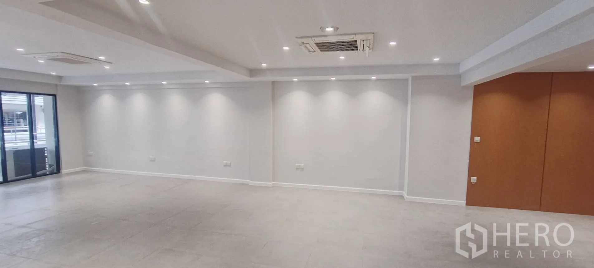 Office Space for rent in Watthana, Bangkok - Bright office area with cassette air-conditioning and downlights.