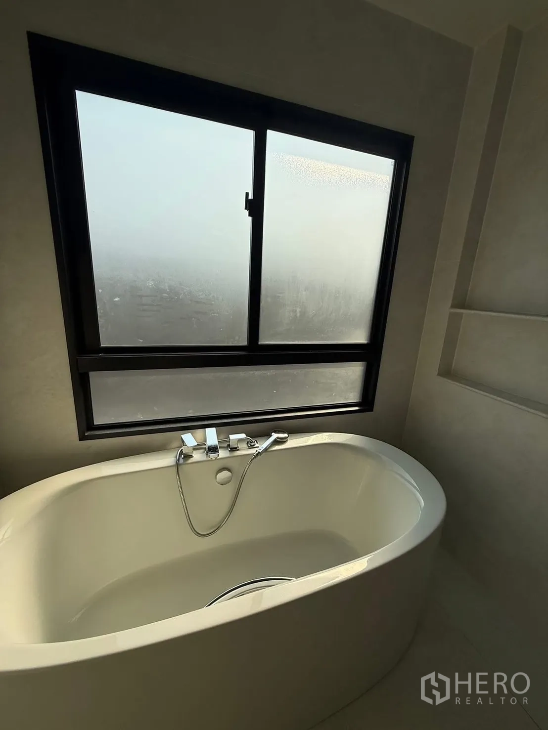 独栋房屋 for rent in Bang Kapi, Bangkok - 现代浴室，磨砂大窗下的独立浴缸。