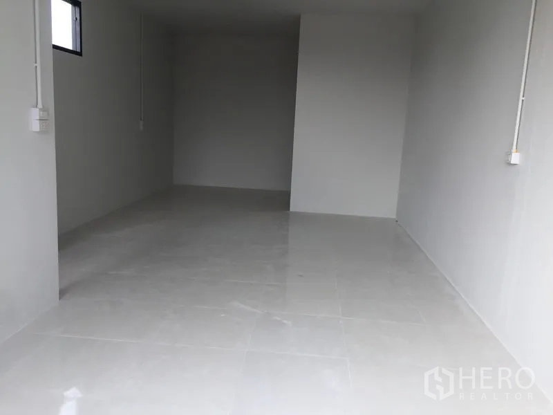 货栈 出售在Khlong Luang, Pathum Thani - 一层瓷砖多功能房，白墙和窗户。