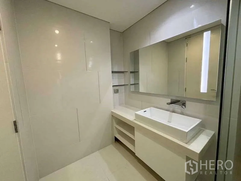 คอนโด ขายในSathon, Bangkok - มุมเคาน์เตอร์อ่างล้างหน้า กระจกบานใหญ่ และอ่างทรงสี่เหลี่ยม