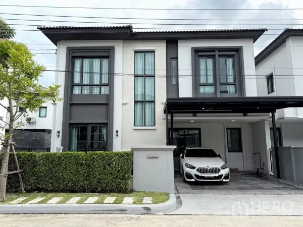 Detached House for rent in Bang Phli, Samut Prakan - Modern two-storey detached house with hedge-lined frontage and covered double carport.