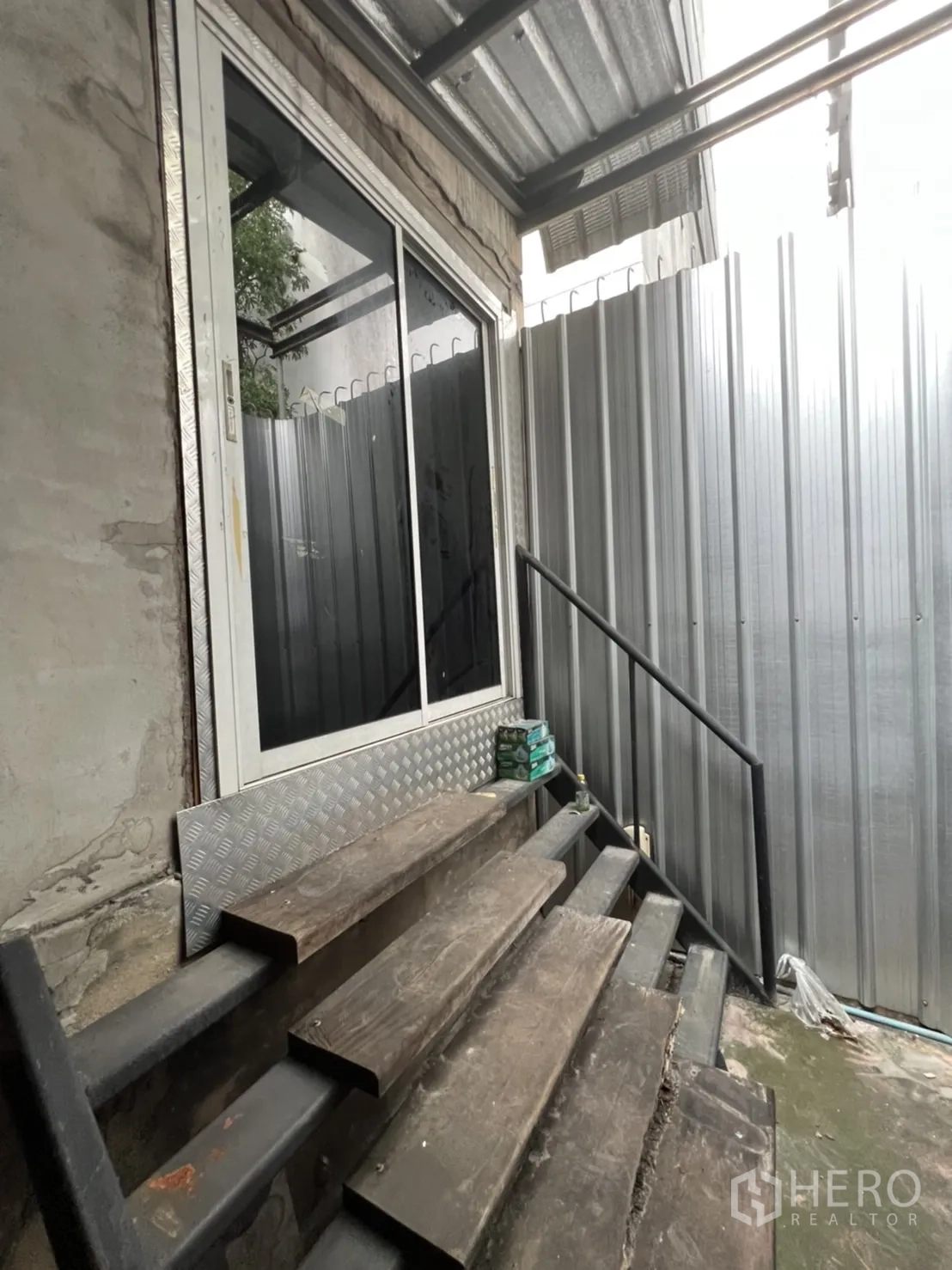 Shophouse for rent in Watthana, Bangkok - Close-up of multiple sliding glass entrances across the ground-floor shopfront.