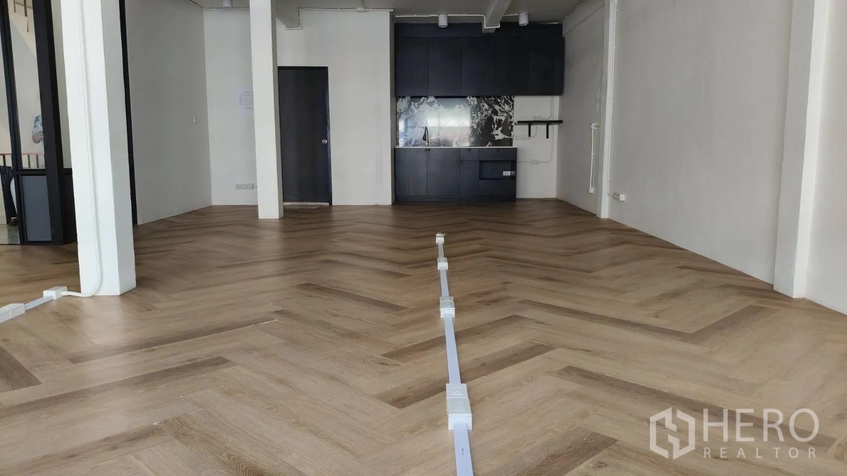 零售空间 for rent in Watthana, Bangkok - 开放式零售区，鱼骨拼地板，配深色内置茶水间。