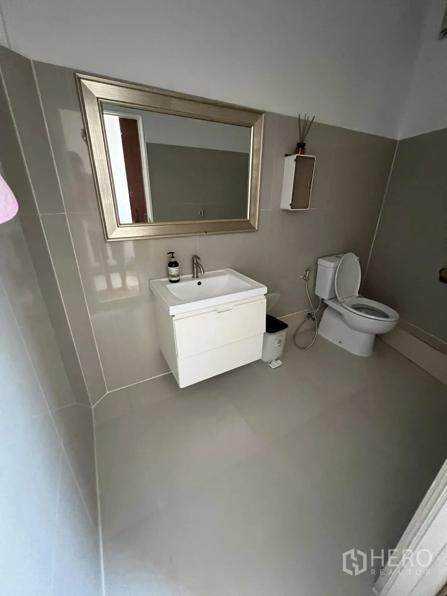 零售空间 for rent in Lat Phrao, Bangkok - 洁净的瓷砖卫生间，含马桶、洗手盆和大镜子。