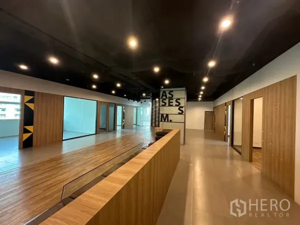 办公空间 出租在Ratchathewi, Bangkok - 宽敞办公大堂，木质装潢、多扇门与轨道灯。