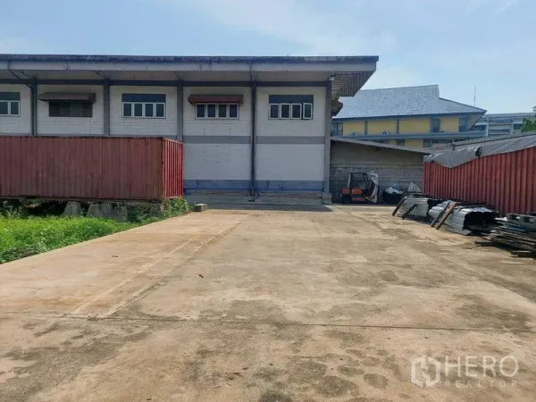 คลังสินค้า ให้เช่าในMin Buri, Bangkok - โซนโหลดสินค้าด้านหลัง พื้นฮาร์ดสแตนด์กว้าง มีตู้คอนเทนเนอร์และทางเข้าคลังสินค้า