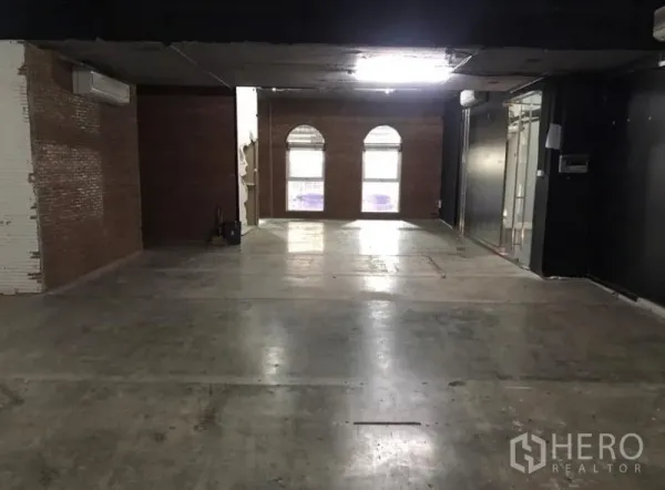 办公空间 出租在Watthana, Bangkok - 工业风工作区，砖纹特色墙与拱形窗