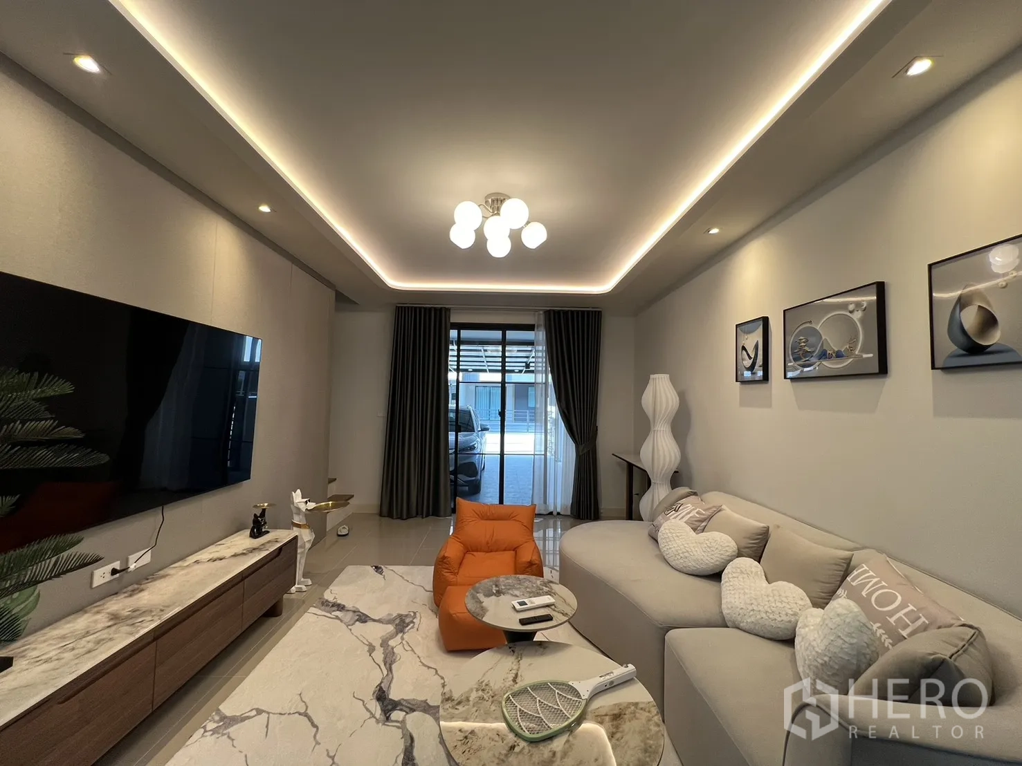 联排别墅 for rent in Bang Phli, Samut Prakan - 对称布局的客厅，壁挂电视与大理石电视柜。