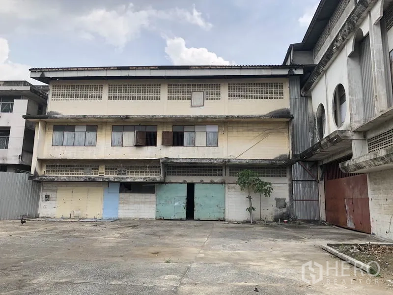 คลังสินค้า ให้เช่าในLak Si, Bangkok - อาคารโกดังสูงสามชั้นพร้อมประตูโหลดสินค้าและลานคอนกรีตกว้างในเขตหลักสี่ กรุงเทพฯ