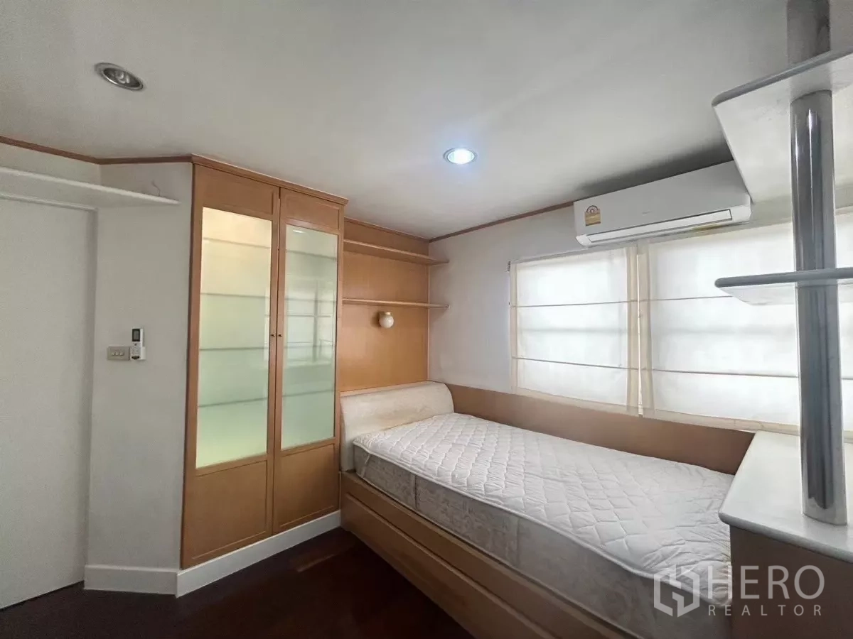 บ้าน ให้เช่าในSuan Luang, Bangkok - ห้องน้ำปูกระเบื้องสีขาว มีสกายไลท์ ฝักบัว โถสุขภัณฑ์และโถปัสสาวะ