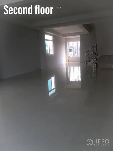 带办公室的家 出租在Min Buri, Bangkok - 二层宽敞的开放式空间，设有大窗户。