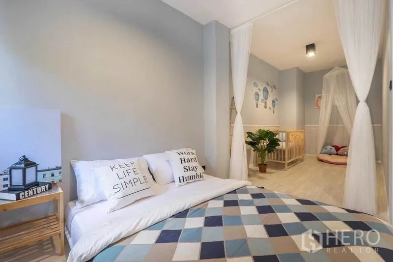 Detached House for rent in Khlong Toei, Bangkok - Soft gray bedroom with double bed and a nursery zone featuring a crib and canopy.