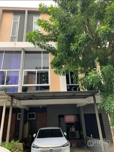 ทาวน์เฮาส์ ให้เช่าในKhan Na Yao, Bangkok - ด้านหน้าทาวน์เฮ้าส์ 3 ชั้น พร้อมที่จอดรถมีหลังคาและต้นไม้ใหญ่