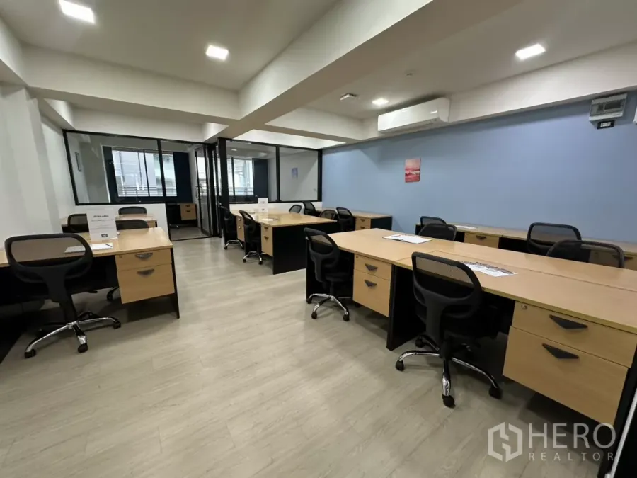 办公空间 出租在Watthana, Bangkok - 开放式精装办公室，多个工位，玻璃隔断，蓝色点缀墙与空调。