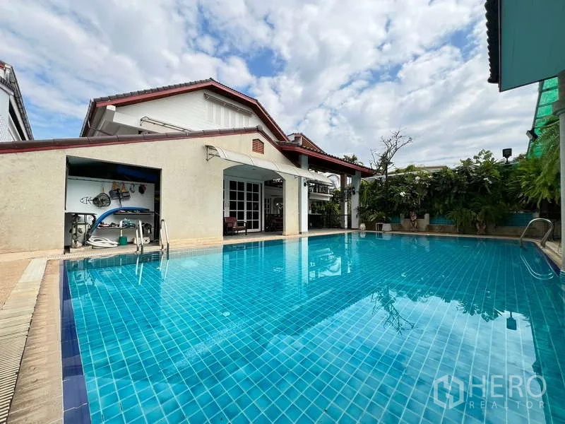 บ้าน ให้เช่าในChatuchak, Bangkok - สระว่ายน้ำส่วนตัวกลางแจ้งข้างตัวบ้าน รายล้อมด้วยต้นไม้