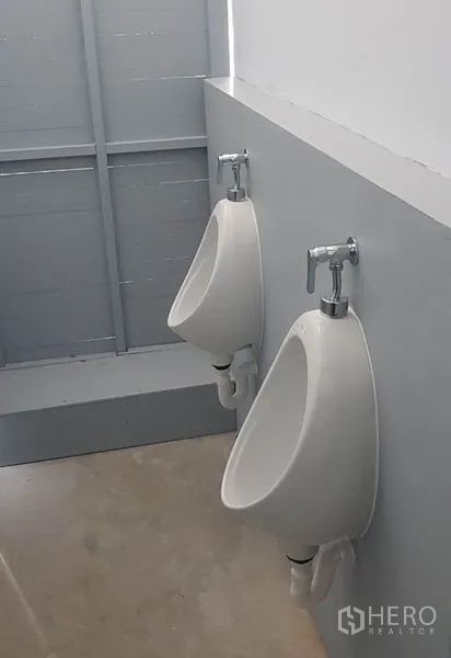 Warehouse for rent in Mueang Nonthaburi, Nonthaburi - Men’s urinals in the warehouse bathroom with easy-to-clean finishes.