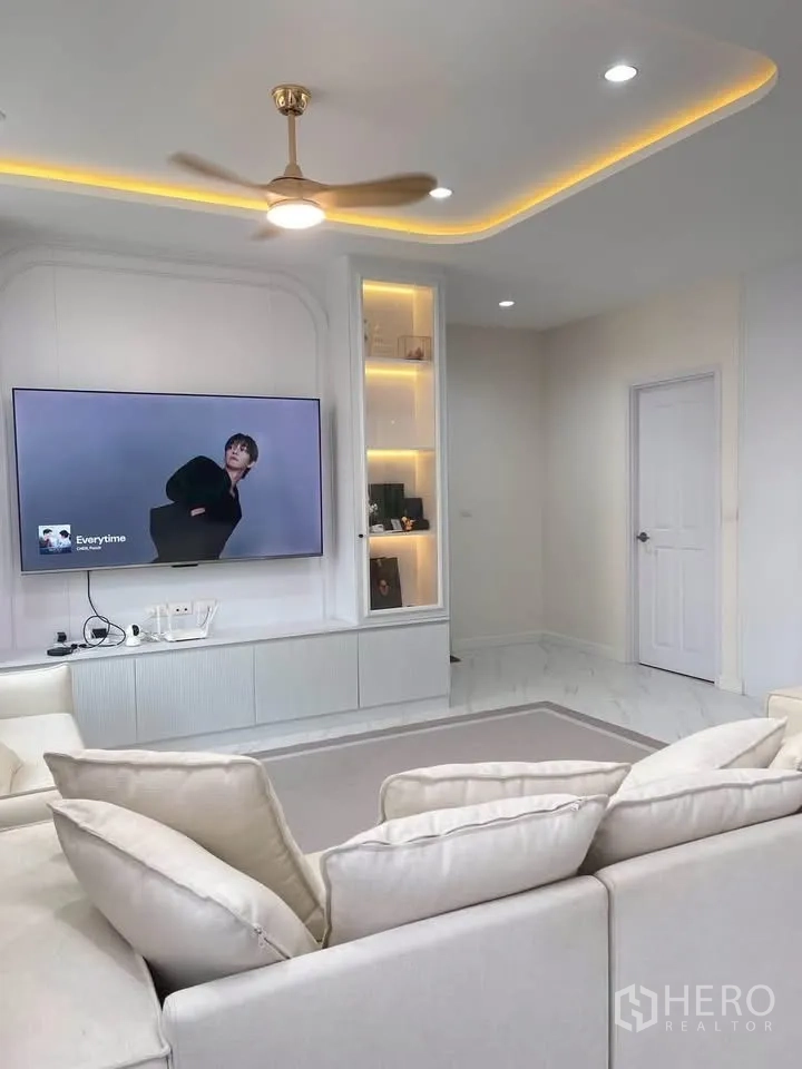 Detached House for rent or sale in Bang Phli, Samut Prakan - Cozy lounge corner featuring recessed ceiling lights, gold ceiling fan and media wall.