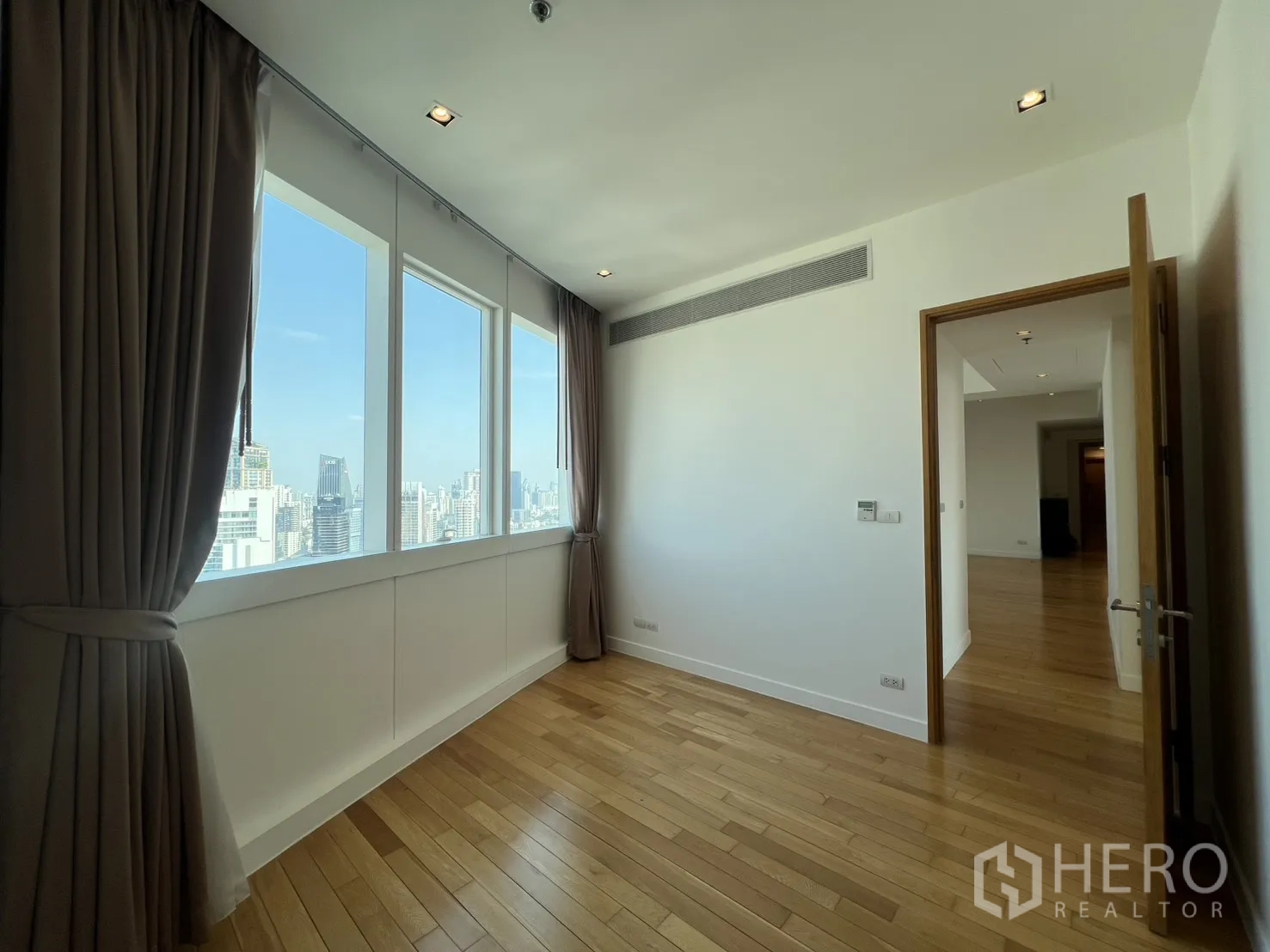 คอนโด for sale in Khlong Toei, Bangkok - ห้องอเนกประสงค์พร้อมหน้าต่างใหญ่ ผ้าม่าน และพื้นไม้ เชื่อมสู่โซนรับแขก