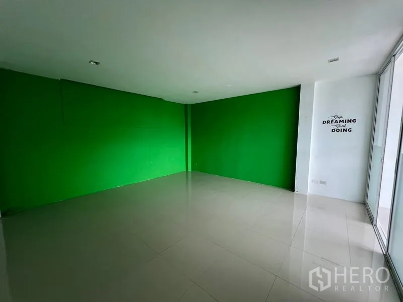 货栈 出租在Bang Phli, Samut Prakan - 绿色主题墙的工作室，玻璃隔断与地砖地面。