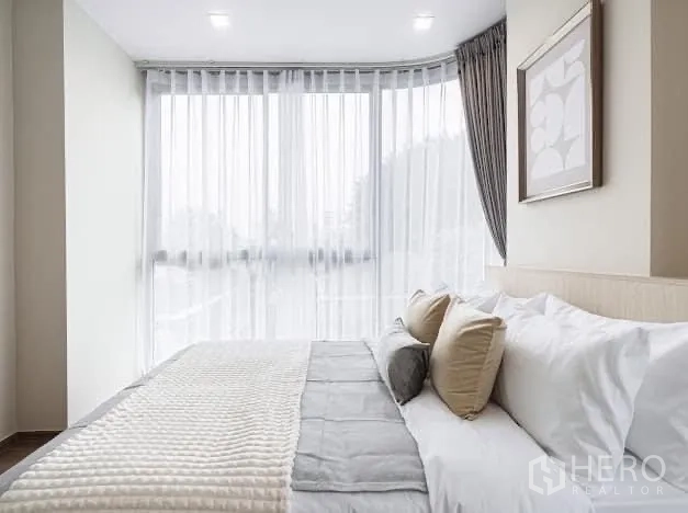 คอนโด ให้เช่าในWatthana, Bangkok - ห้องนอนพร้อมหน้าต่างบานใหญ่ ชุดเครื่องนอนเลเยอร์ และผ้าม่านนุ่ม