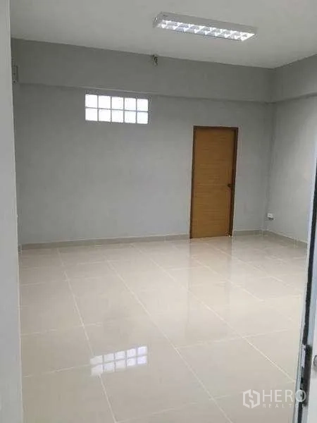 货栈 出租在Mueang Samut Prakan, Samut Prakan - 明亮办公室，亮面瓷砖地板，带窗户与木门。
