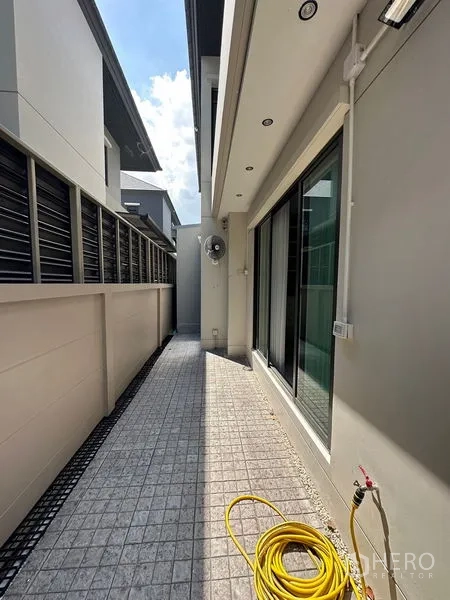 独立式住宅 出租或出售 - 侧院服务通道，铺地砖，带推拉玻璃门与室外水管。