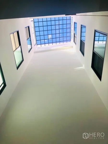 带办公室的家 出租在Khlong Toei, Bangkok - 中央采光井，高格栅窗与侧窗引入自然光。
