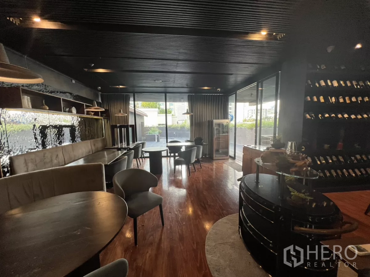 零售空间 出租 - 餐廳望向露台，有酒櫃與落地窗。