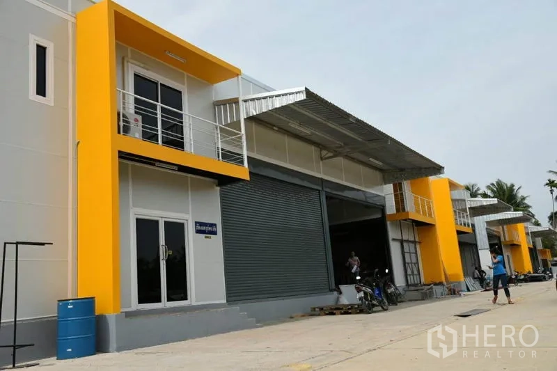 货栈 出租在Thung Khru, Bangkok - 一排仓库单元，配卷帘门与二层阳台
