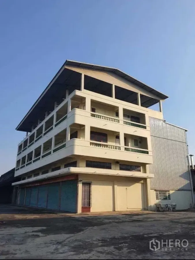 Warehouse for rent or sale in Mueang Pathum Thani, Pathum Thani - Corner view of the multi-storey office block attached to the warehouse compound.