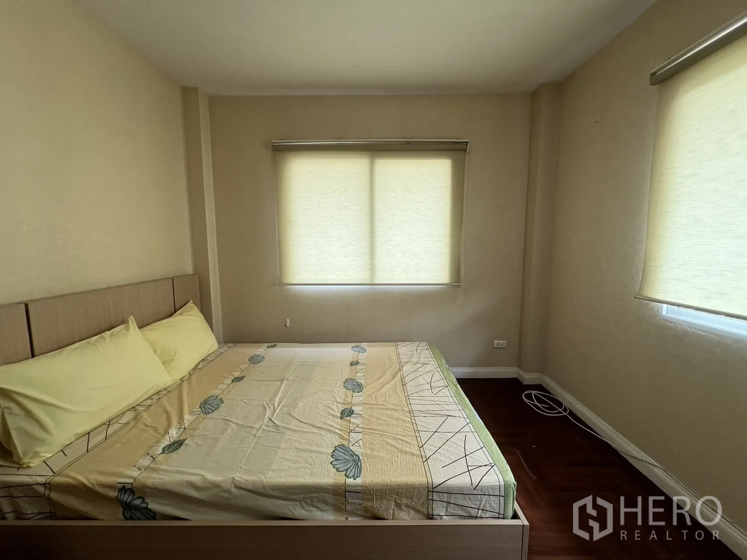 บ้าน ให้เช่าในLat Krabang, Bangkok - ห้องนอนที่สาม เตียงคู่ หน้าต่างสองบานและม่านม้วน