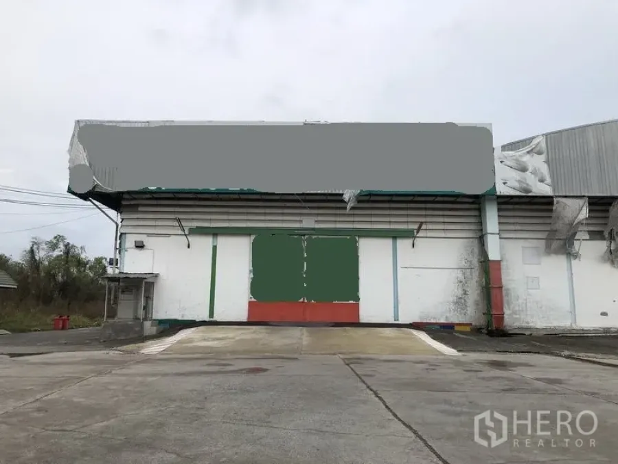 Warehouse for rent in Samut Prakan - Front loading apron with wide access in front of the warehouse entrance.