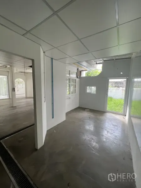 独立式住宅 出租或出售在Sathon, Bangkok - 明亮侧房，水泥地与推拉门，可通向绿植区。