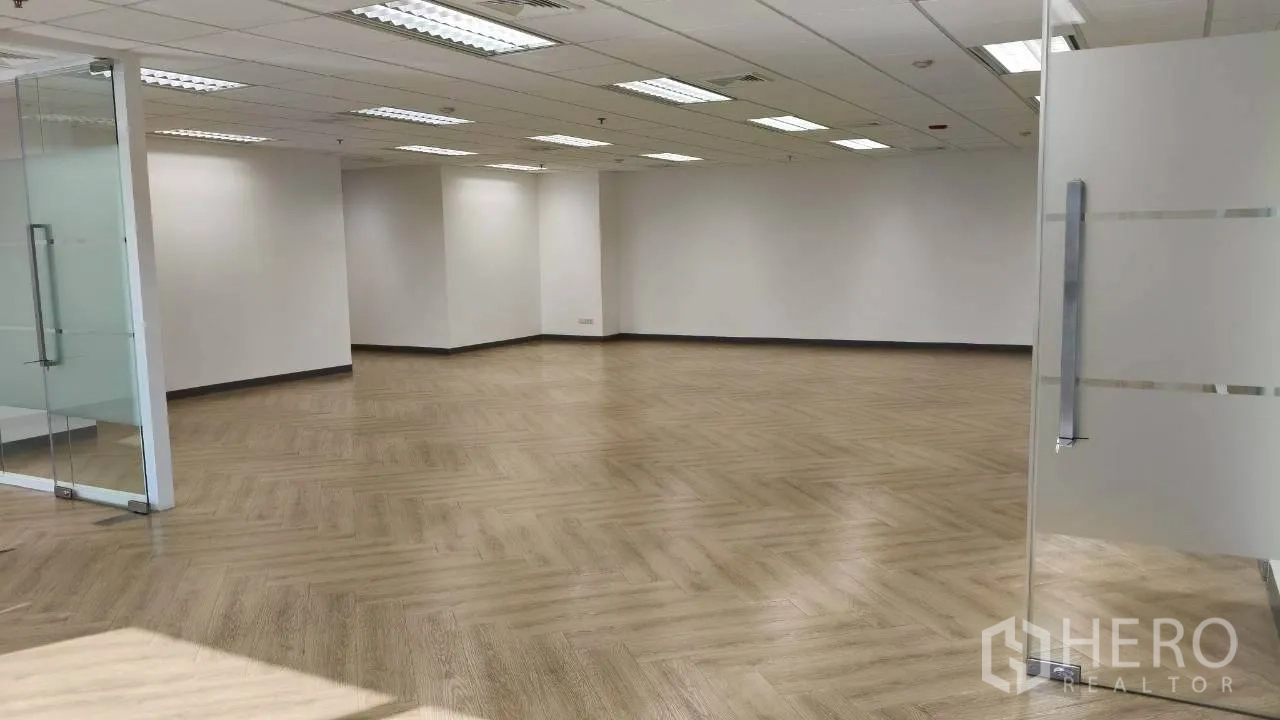 สำนักงาน for rent in Ratchathewi, Bangkok - ภาพกว้างของชั้นสำนักงาน มีหลายห้องกระจกและพื้นลายไม้