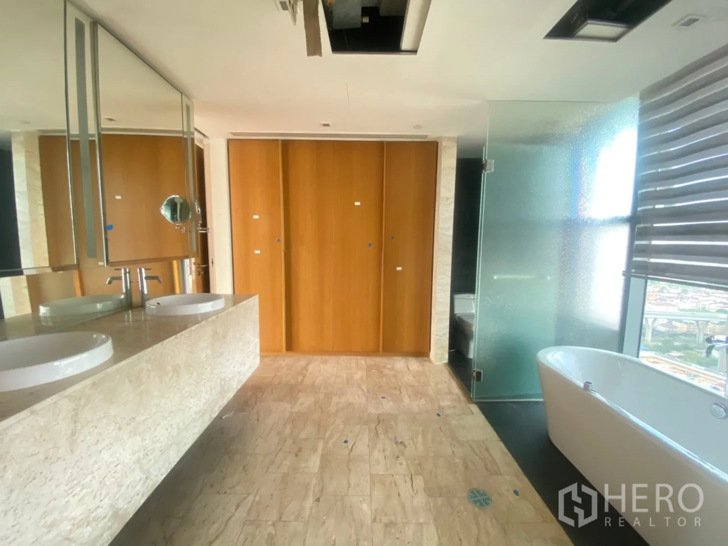 公寓 出售在Yan Nawa, Bangkok - 豪华卫浴，双台盆、独立浴缸与玻璃淋浴间，享城市景，The Pano。