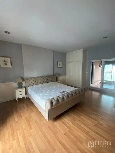 联排别墅 出租在Wang Thonglang, Bangkok - 宽敞主卧，绗缝床、衣柜与木地板