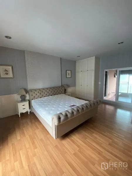 联排别墅 出租在Wang Thonglang, Bangkok - 宽敞主卧，绗缝床、衣柜与木地板